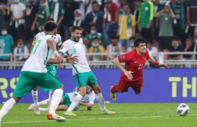 开云体育官网上-新华社：国足球员都应被一视同仁 能者上庸者下