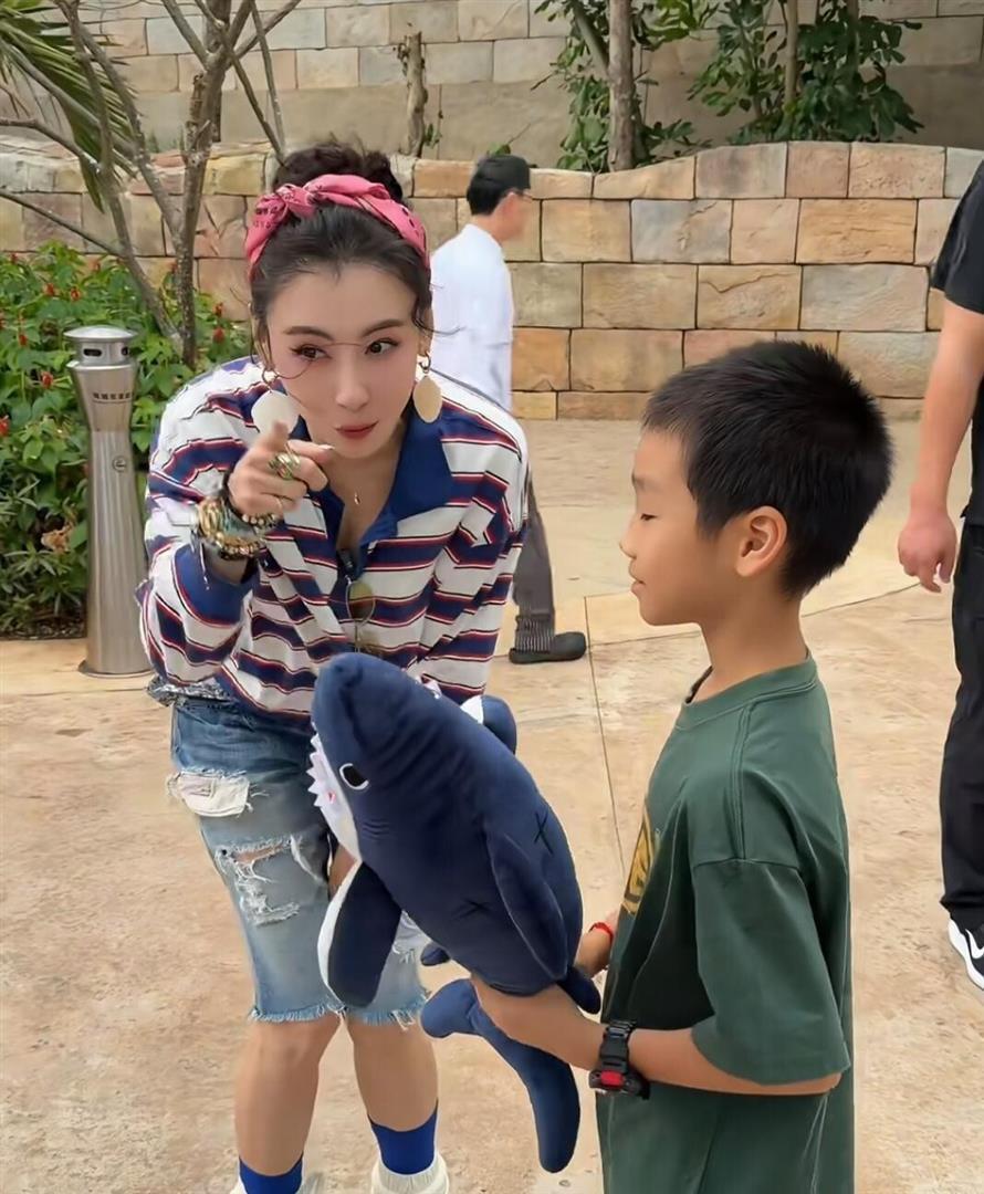 开云体育官方网-46岁张柏芝现身海南三亚度假，她真人好年轻漂亮